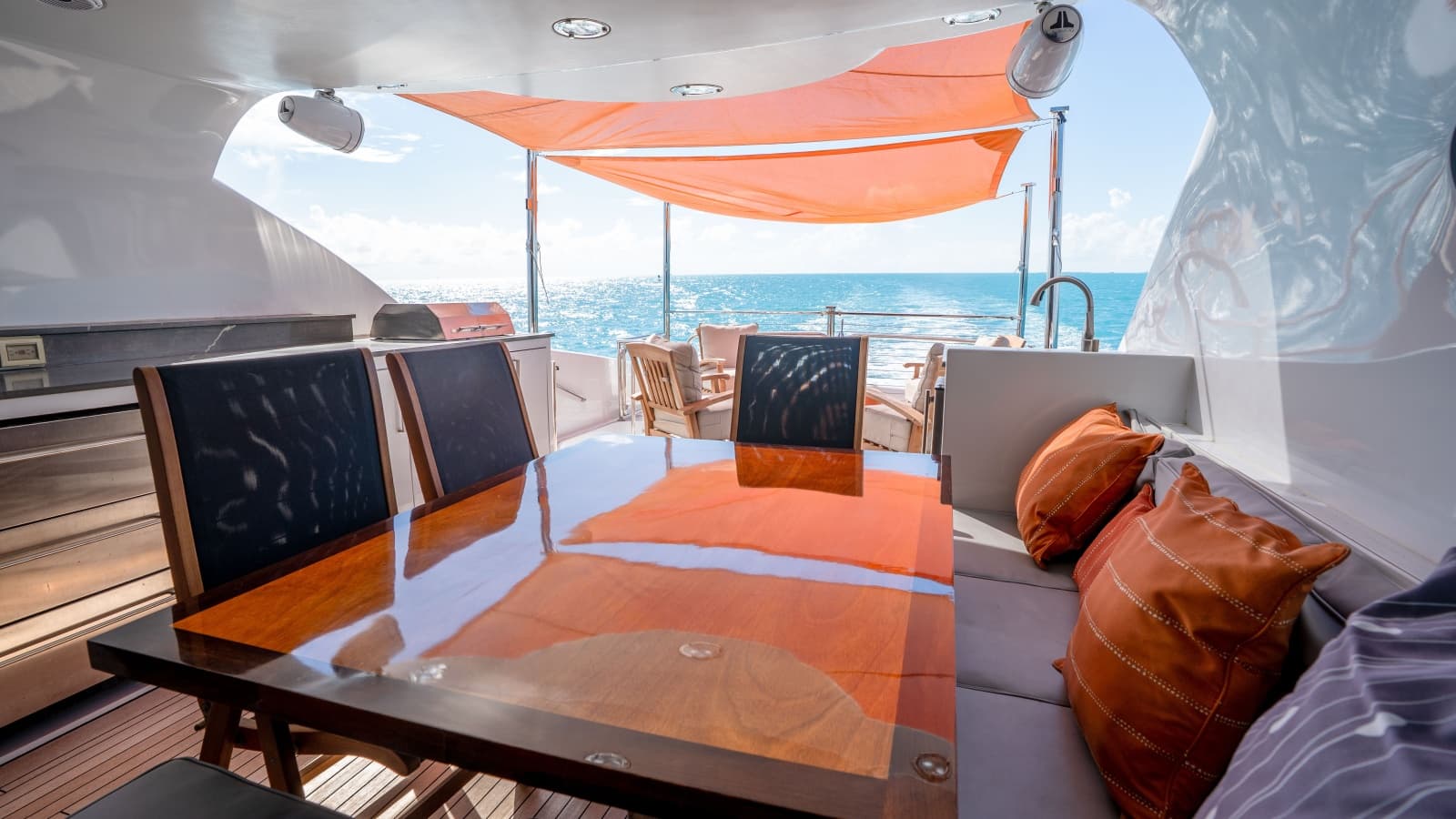 2006 Lazzara Yachts Skylounge