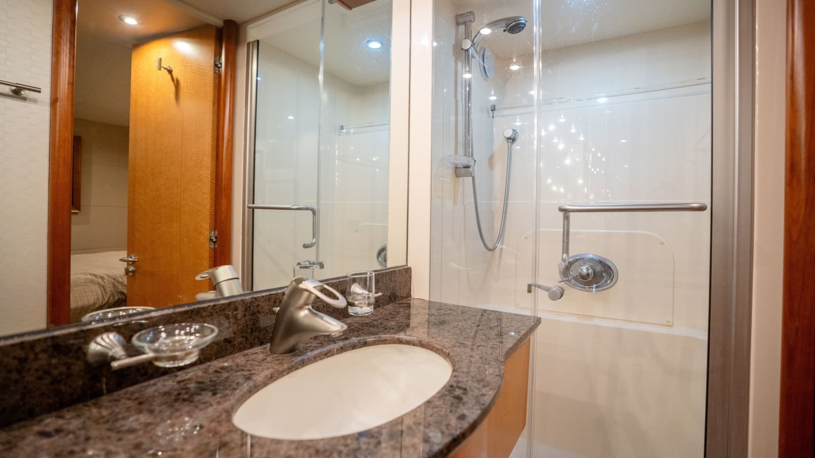 2006 Lazzara Yachts Skylounge