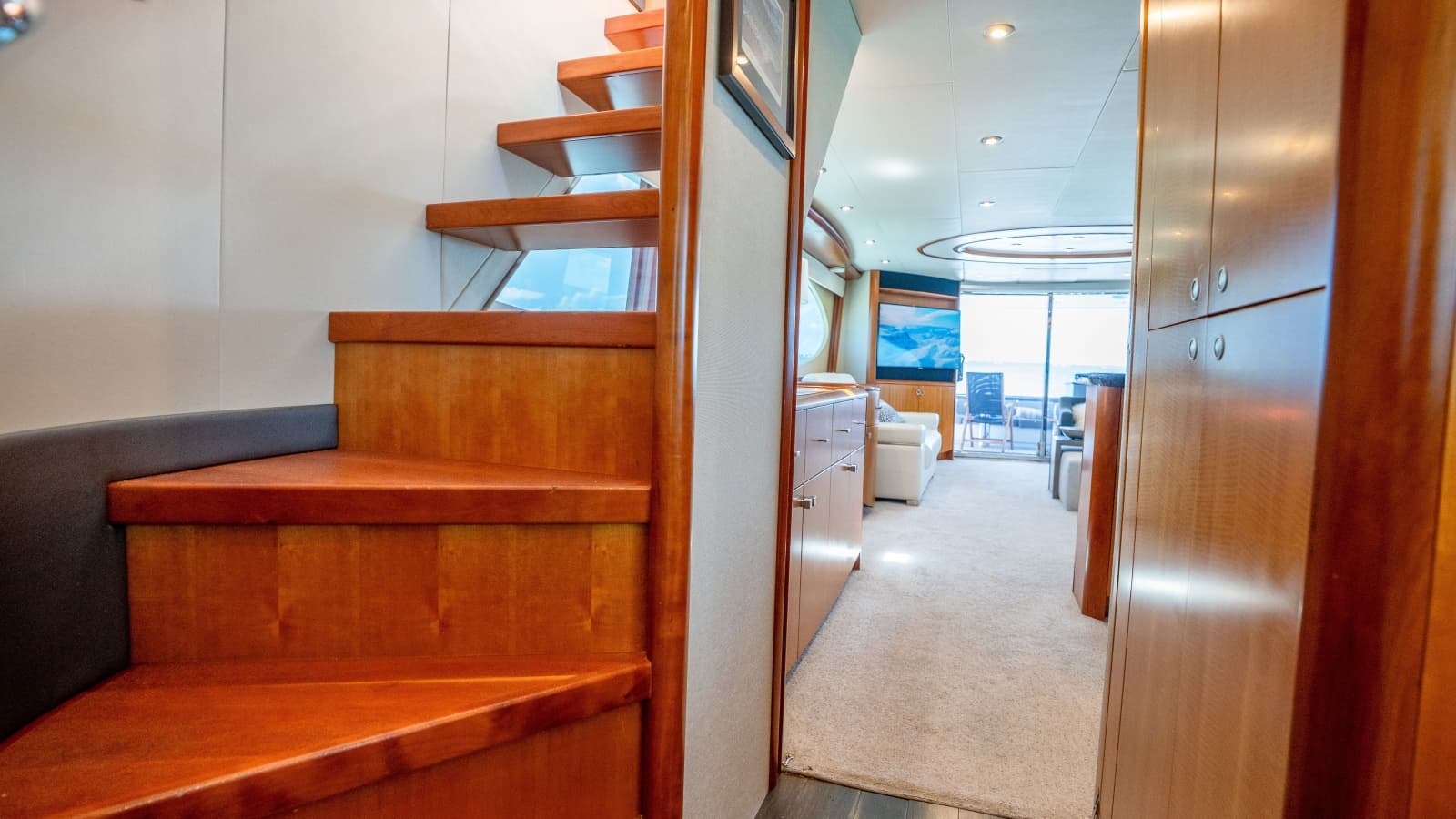 2006 Lazzara Yachts Skylounge