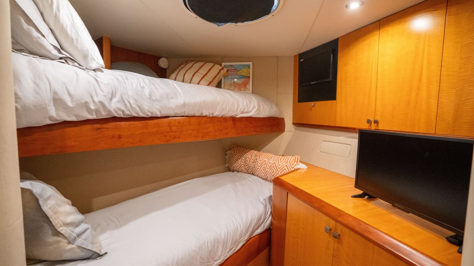 2006 Lazzara Yachts Skylounge