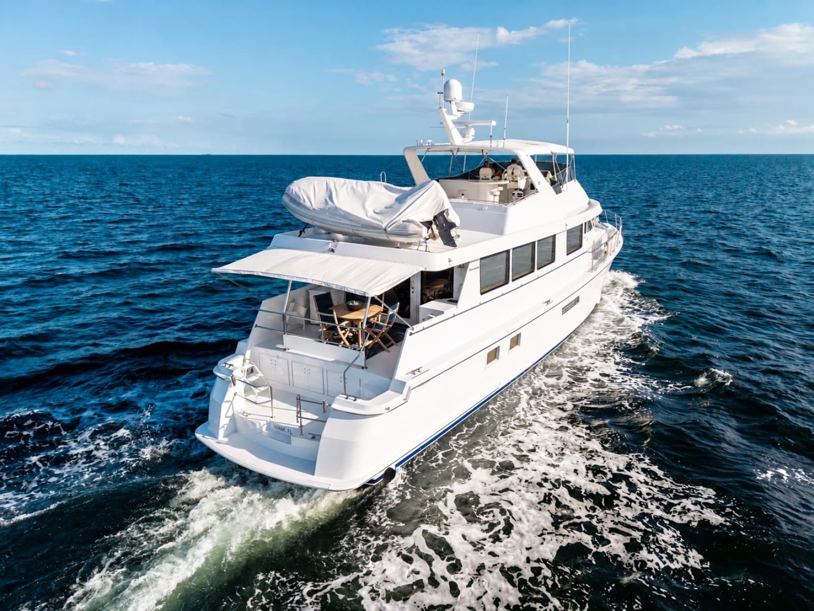 2000 Hatteras Cockpit Motoryacht