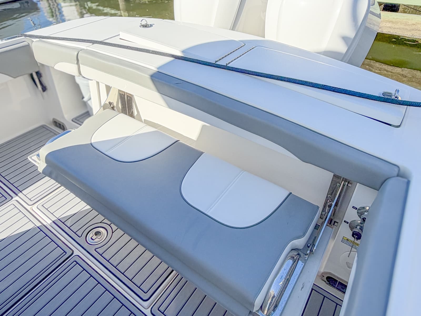 2020 Regulator 28 Forward Seating