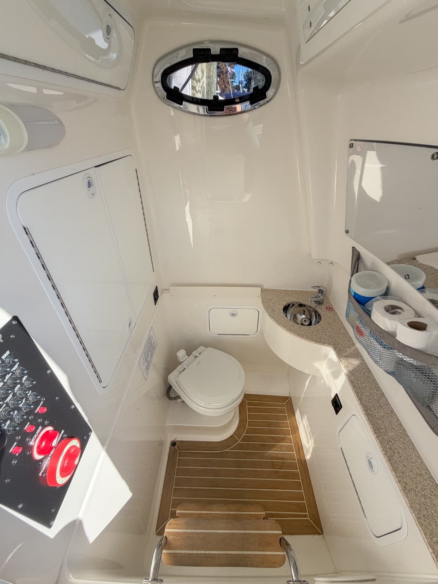 2020 Regulator 28 Forward Seating