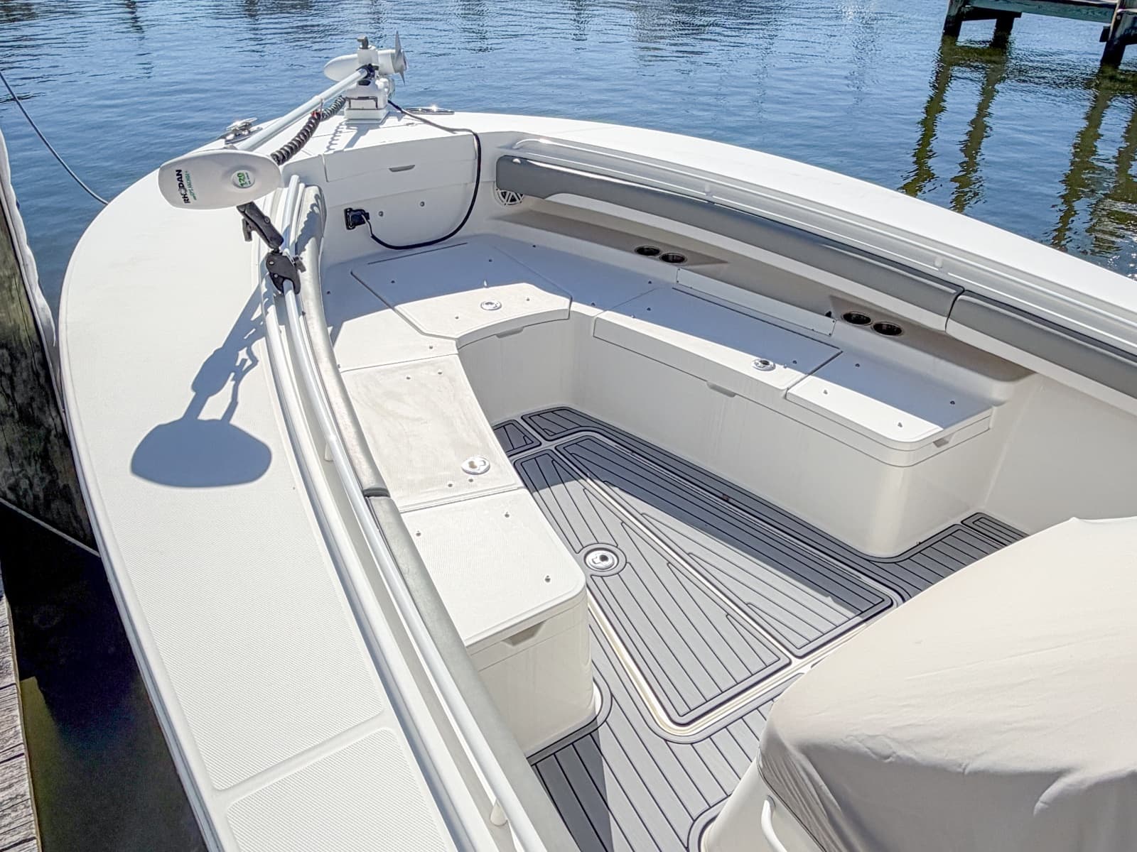 2020 Regulator 28 Forward Seating