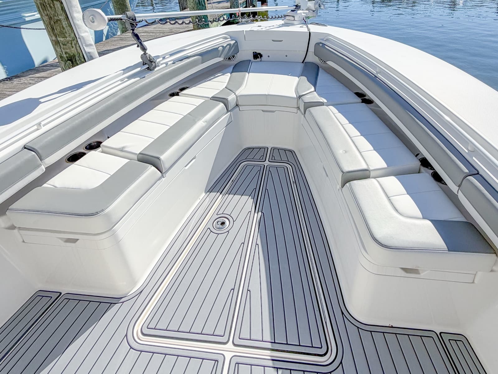 2020 Regulator 28 Forward Seating