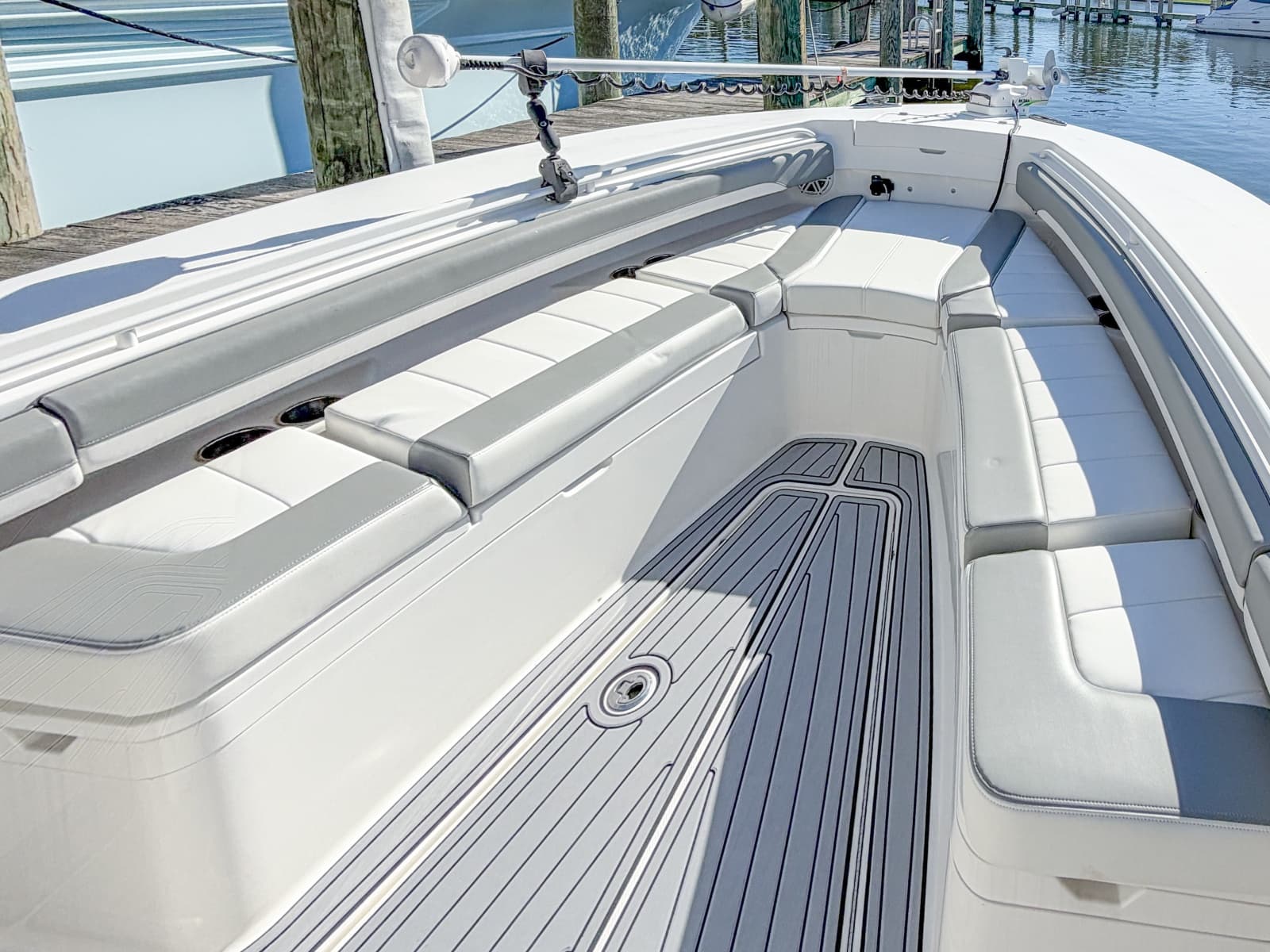 2020 Regulator 28 Forward Seating