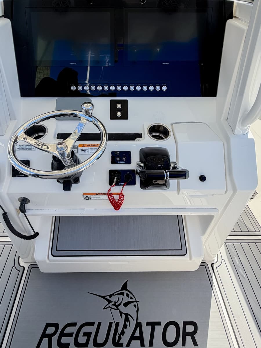 2020 Regulator 28 Forward Seating