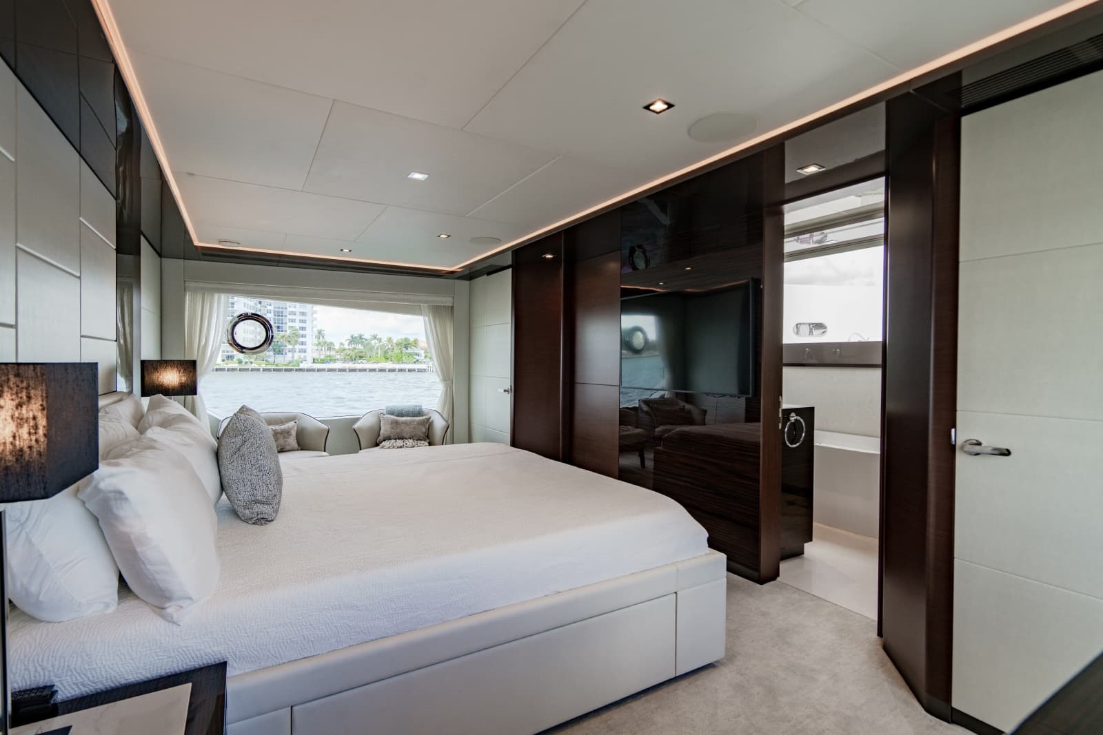 2023 Ocean Alexander 32 Explorer