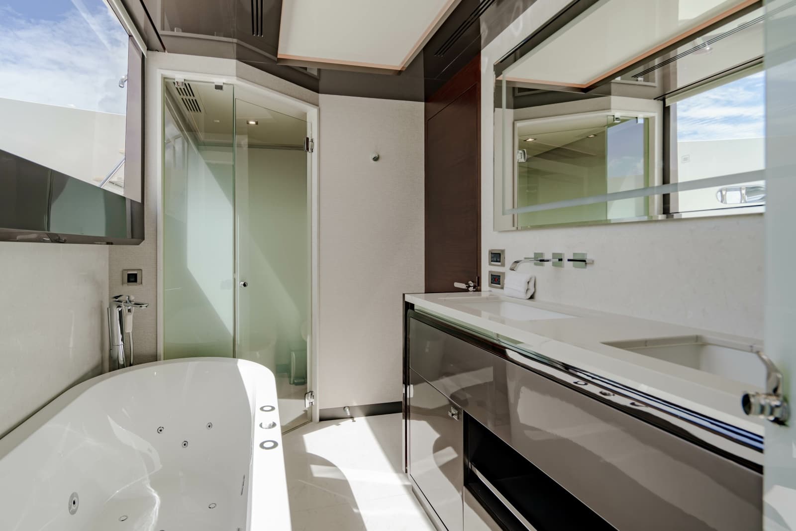 2023 Ocean Alexander 32 Explorer