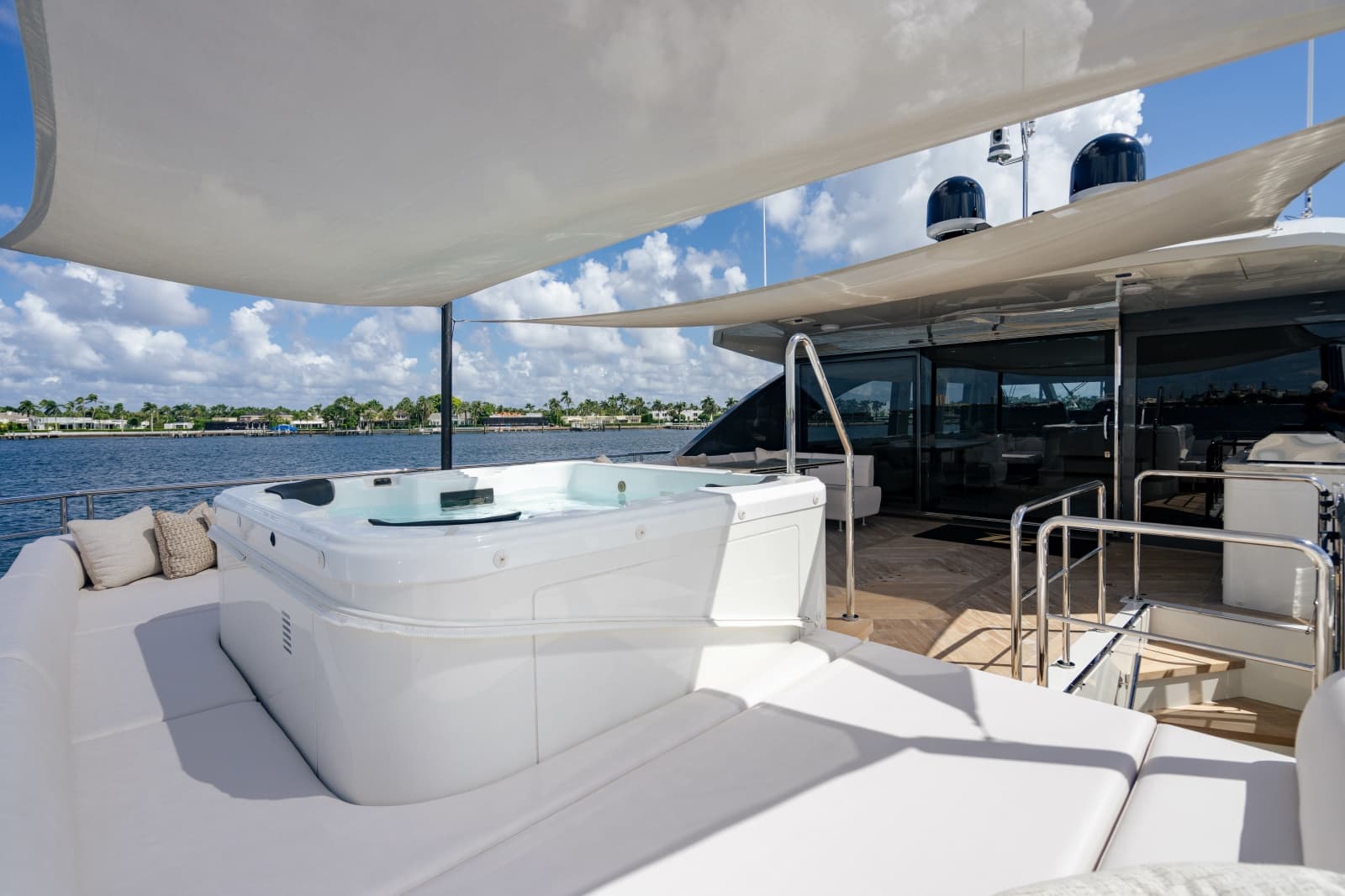 2023 Ocean Alexander 32 Explorer