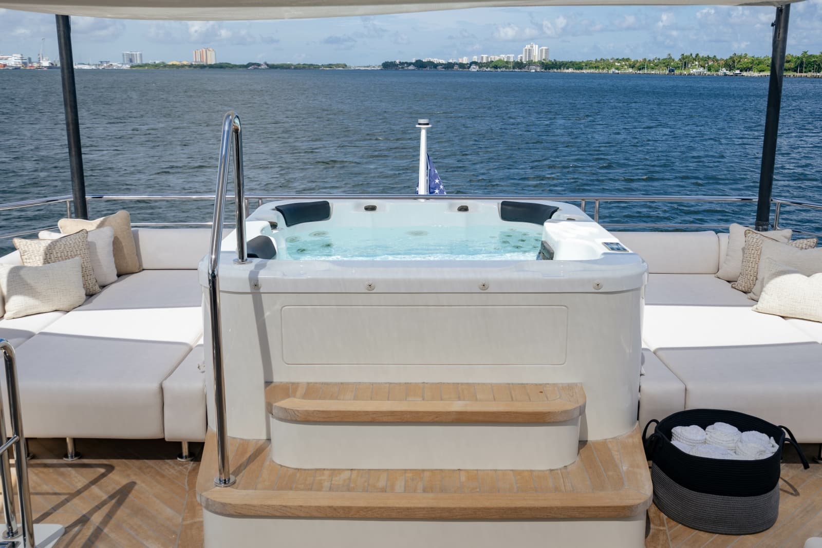 2023 Ocean Alexander 32 Explorer