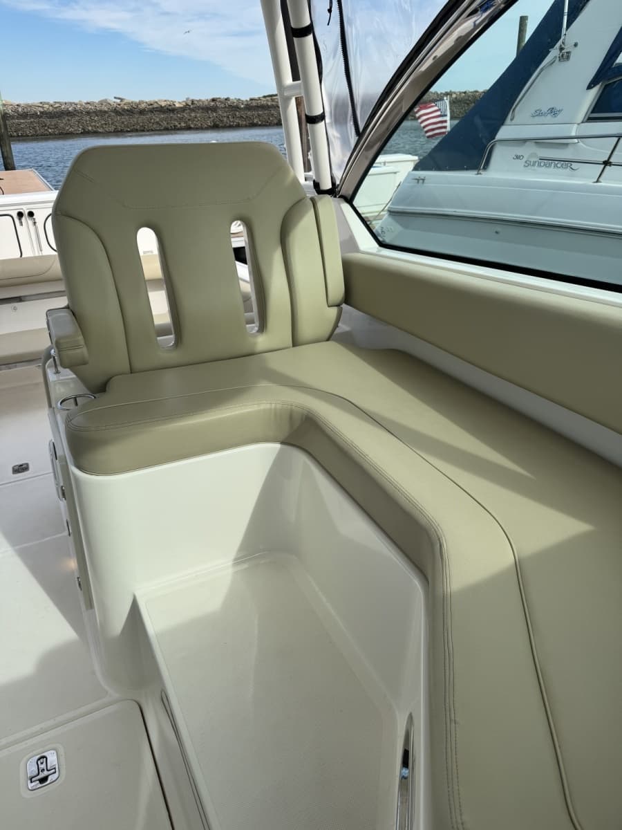 2016 Pursuit 325 DC