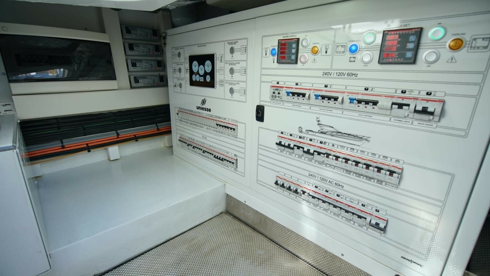 2024 Uniesse 
