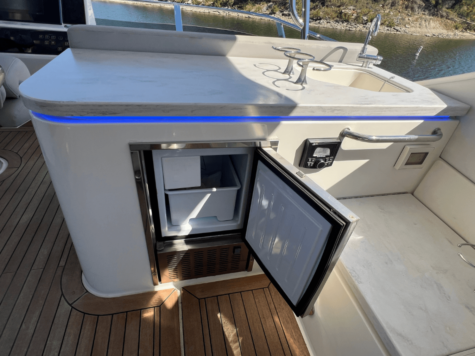 2018 Sea Ray FLY 520