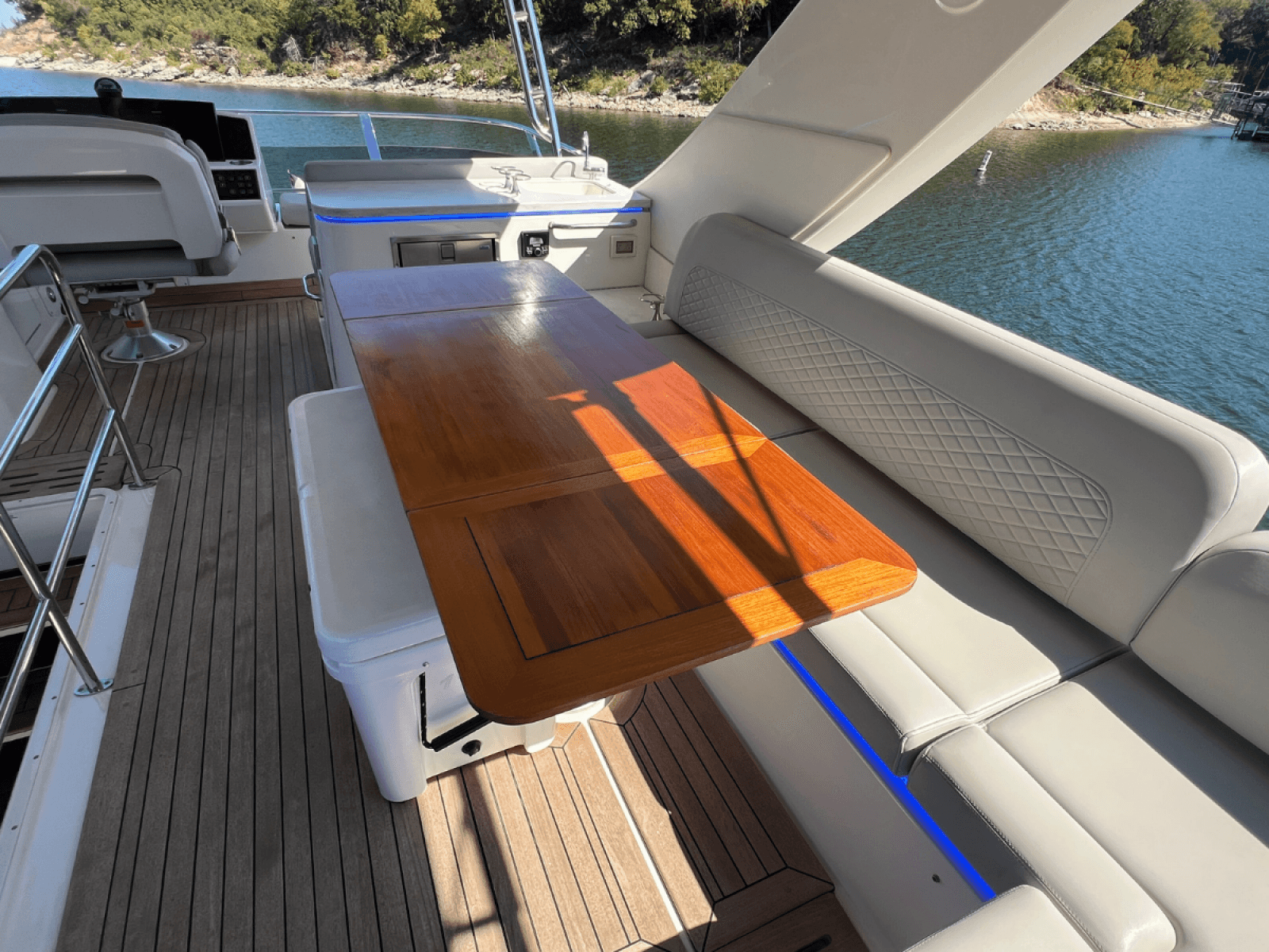 2018 Sea Ray FLY 520