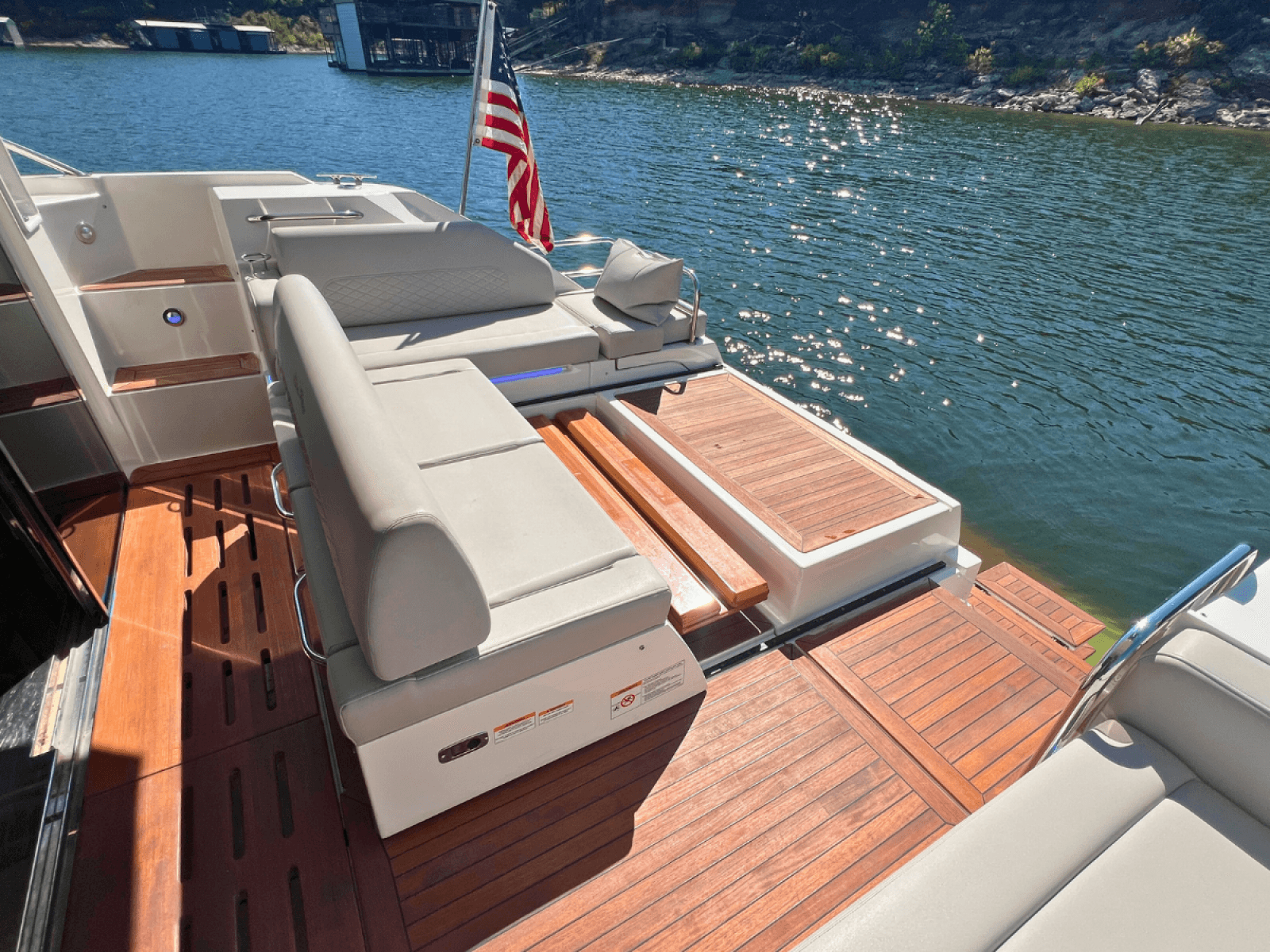 2018 Sea Ray FLY 520