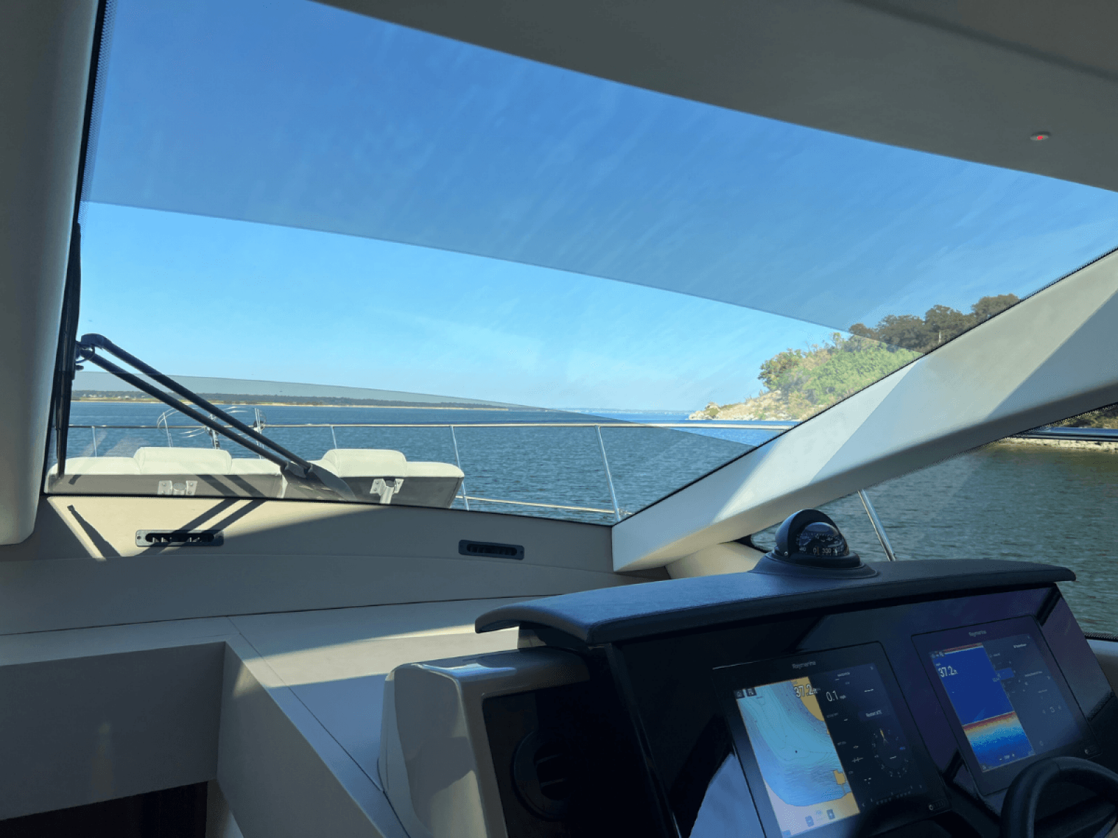 2018 Sea Ray FLY 520