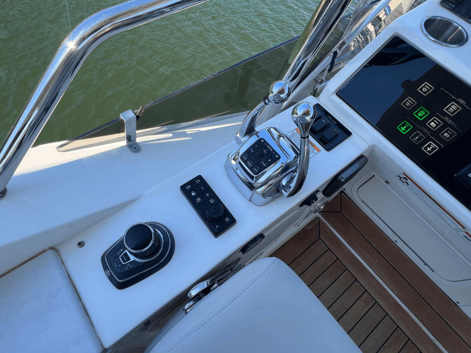 2018 Sea Ray FLY 520