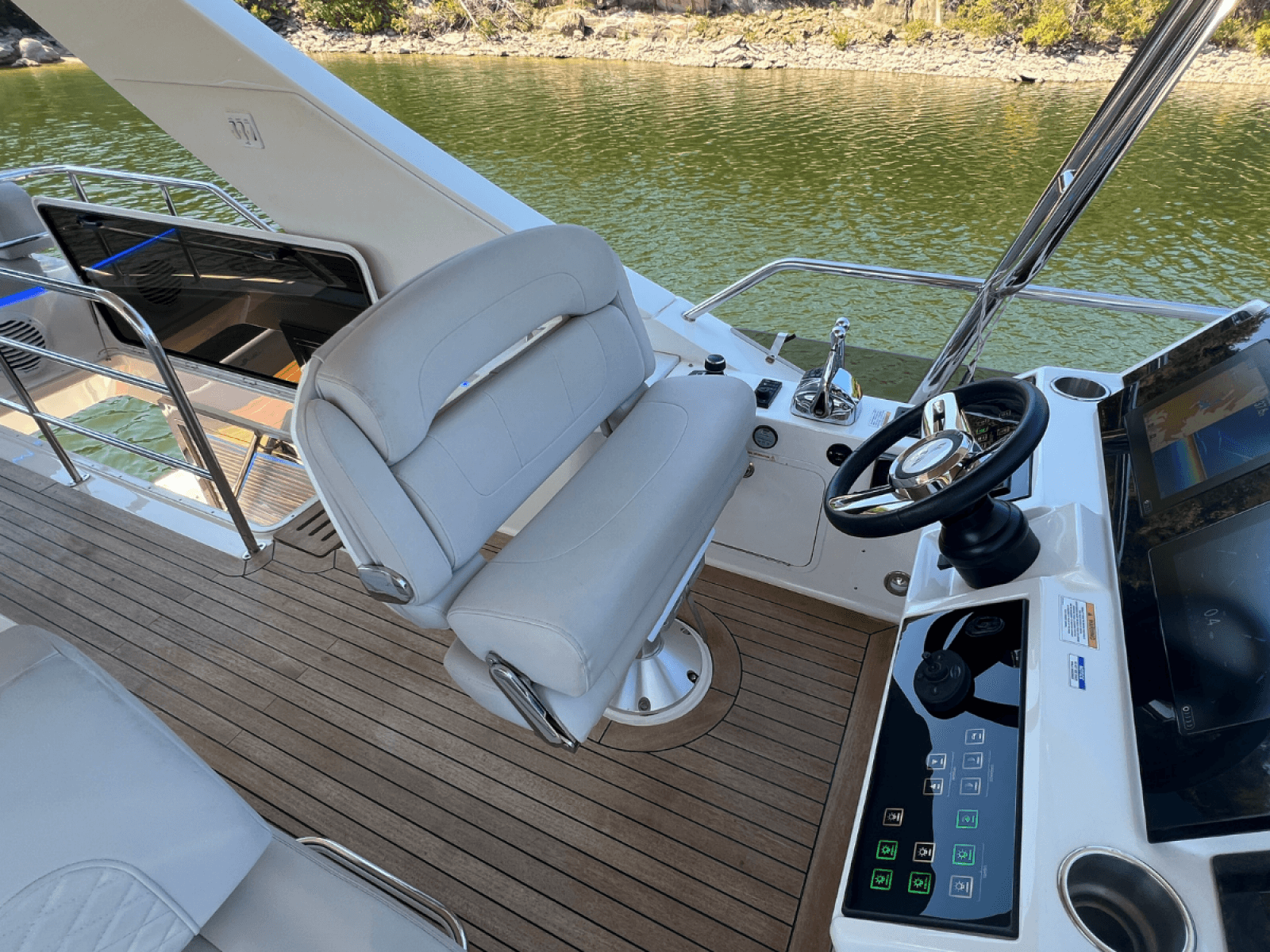 2018 Sea Ray FLY 520