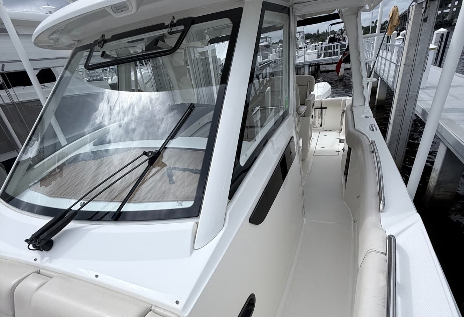 2023 Boston Whaler 350 Realm