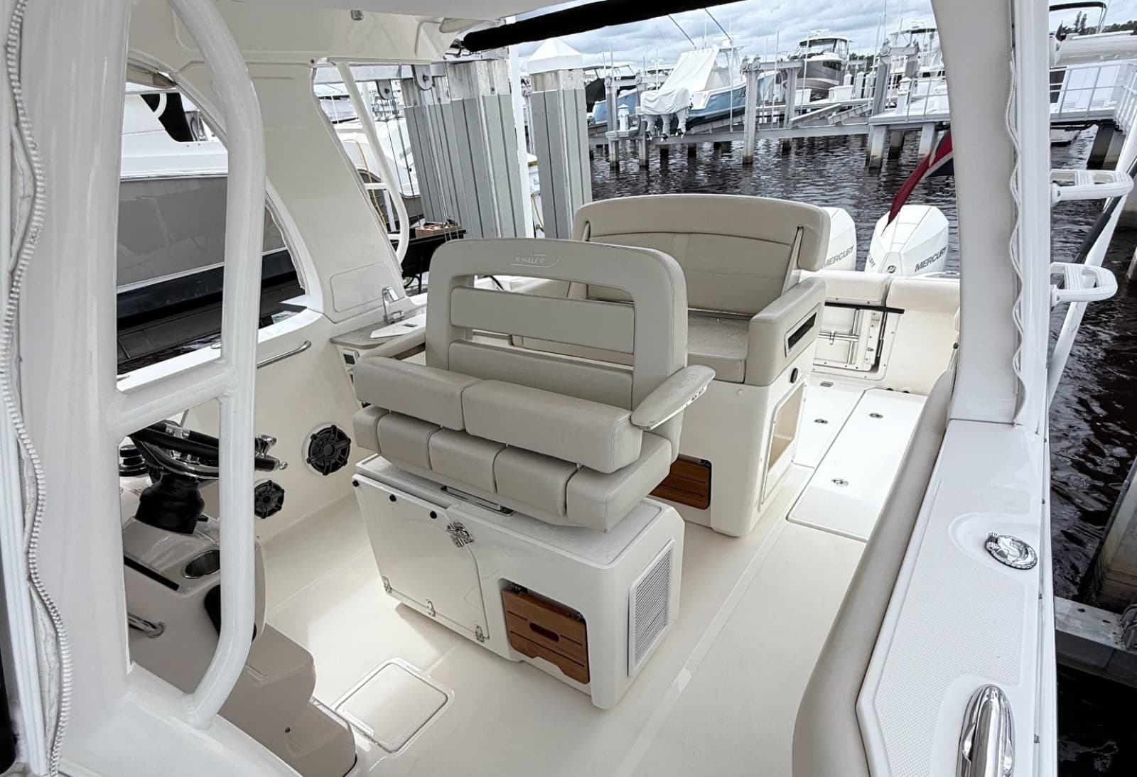 2023 Boston Whaler 350 Realm