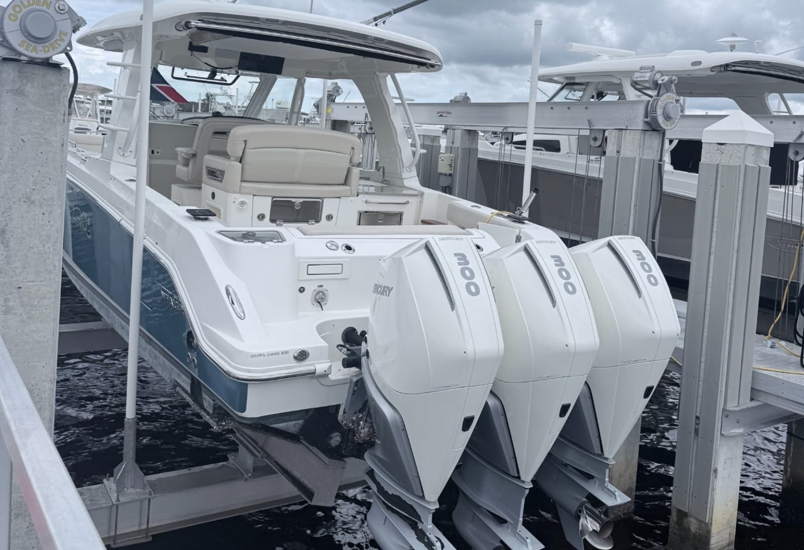 2023 Boston Whaler 350 Realm