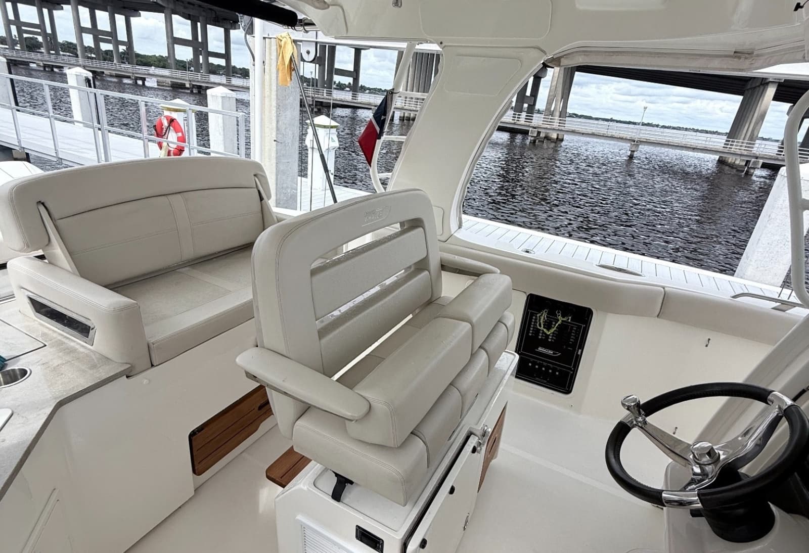 2023 Boston Whaler 350 Realm