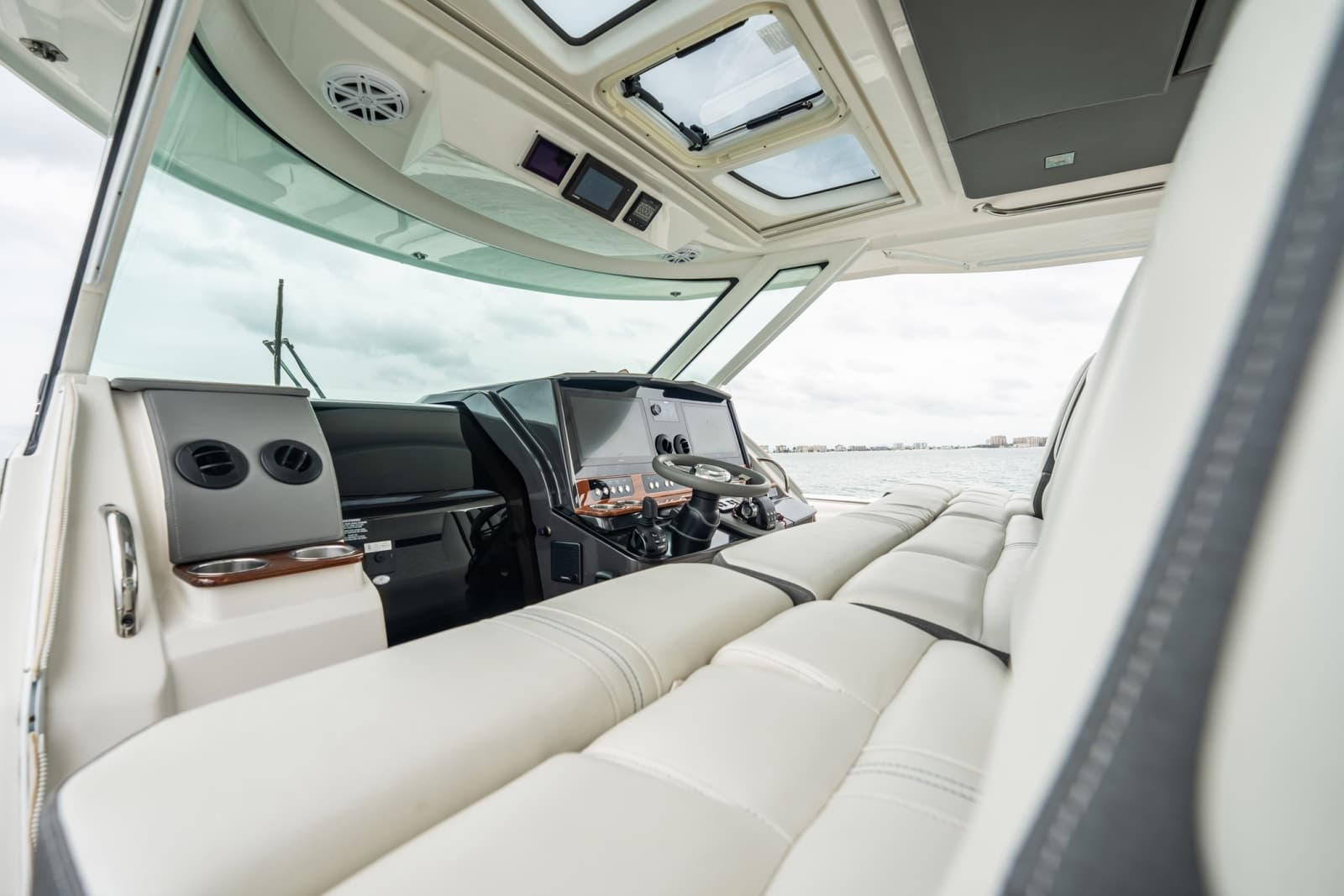 2021 Tiara Sport 43 LS
