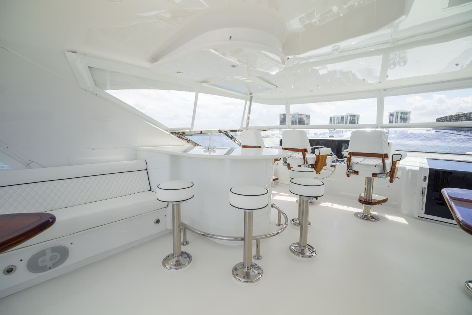 2005 Hatteras 80 Motor Yacht