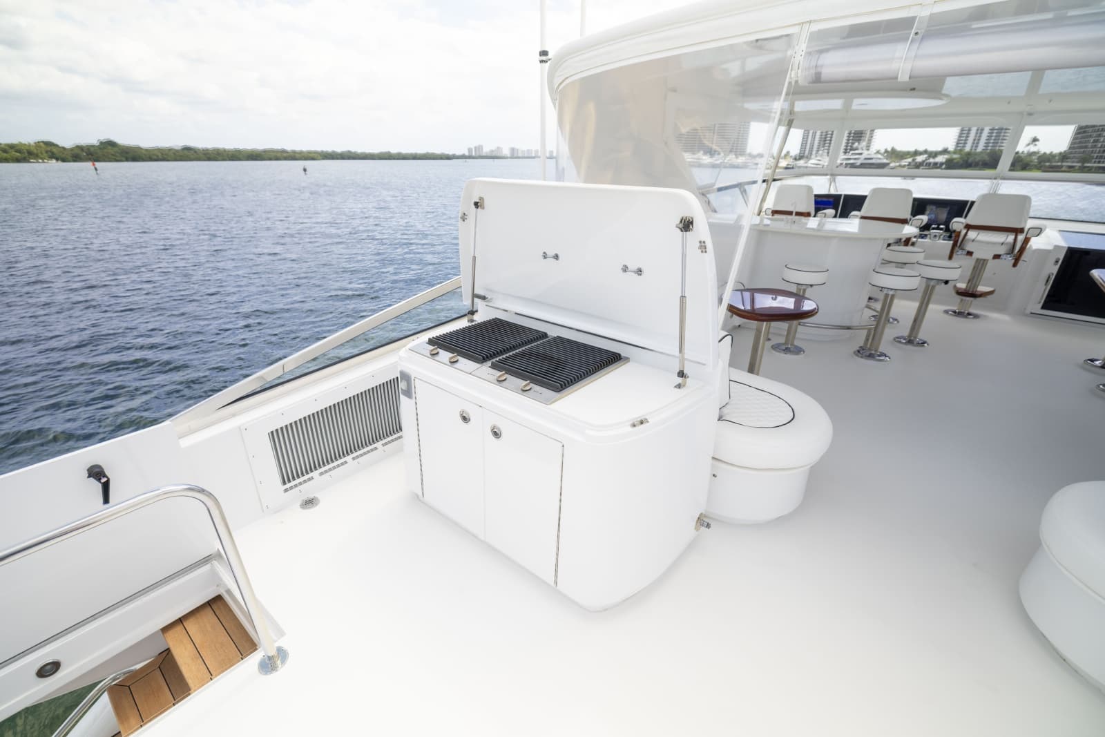 2005 Hatteras 80 Motor Yacht