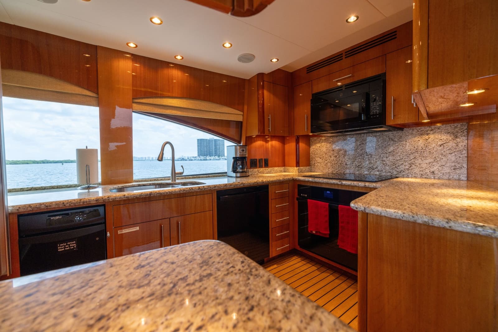 2005 Hatteras 80 Motor Yacht