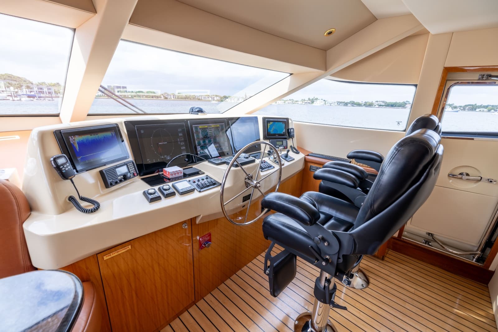 2005 Hatteras 80 Motor Yacht