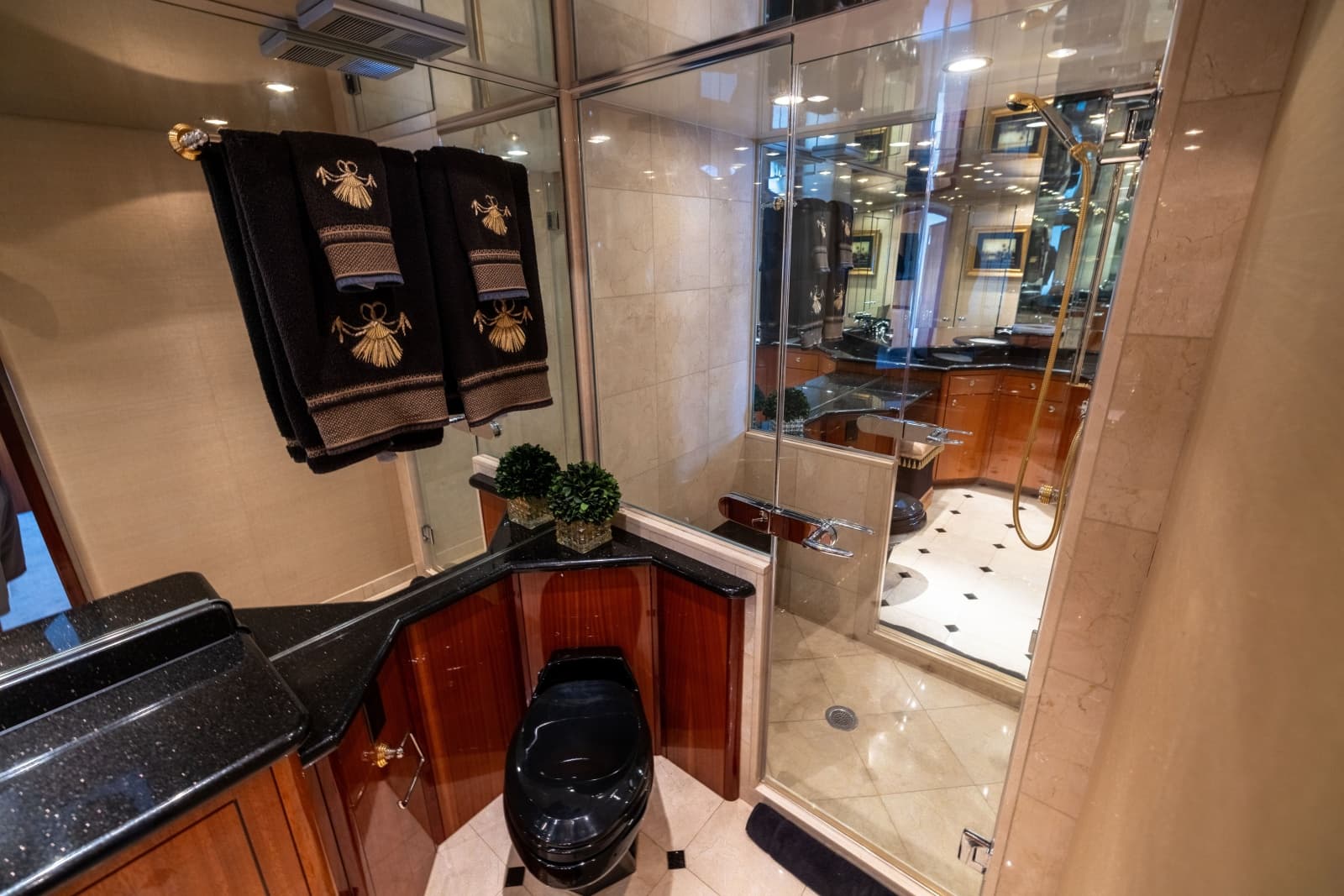 2005 Hatteras 80 Motor Yacht