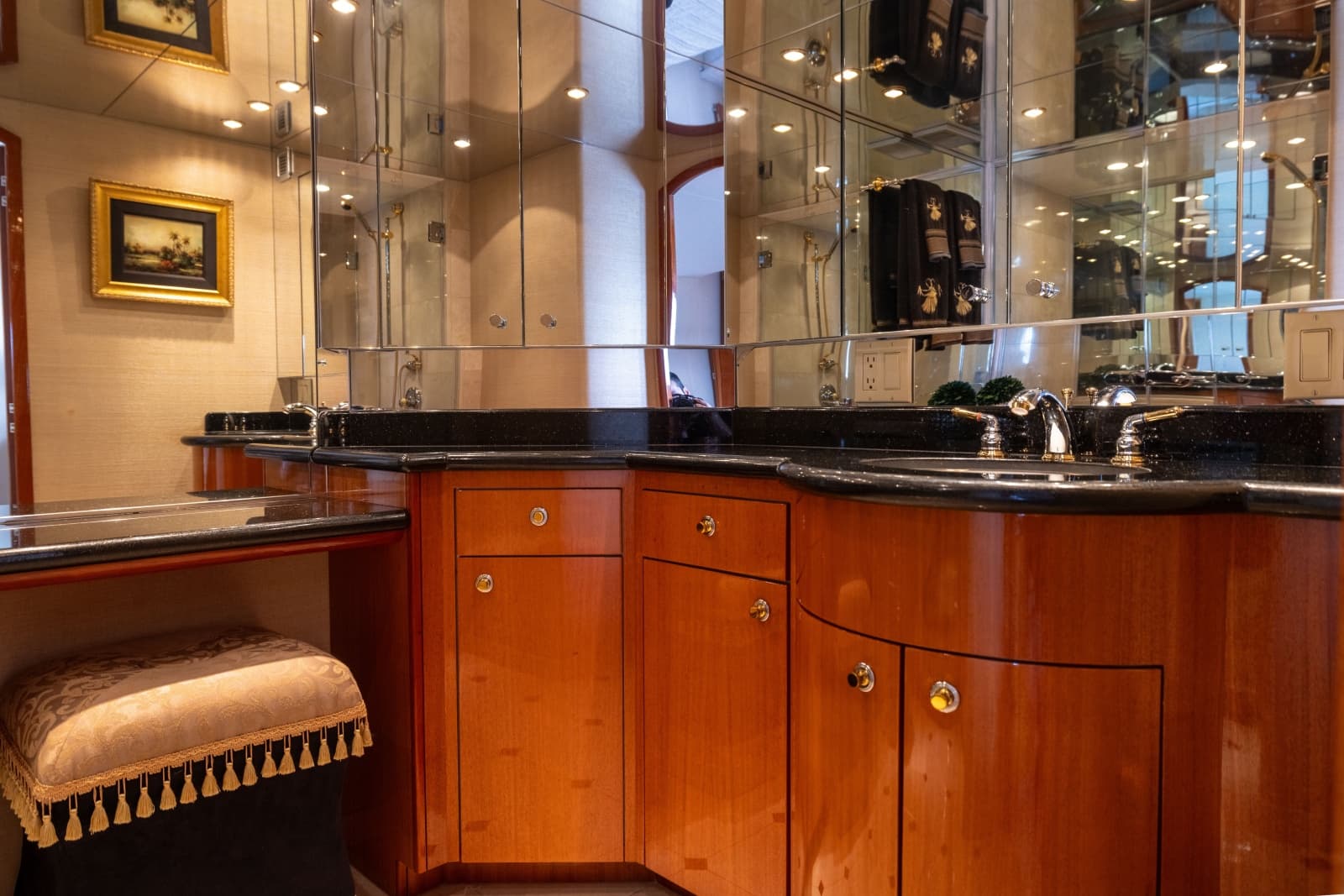 2005 Hatteras 80 Motor Yacht