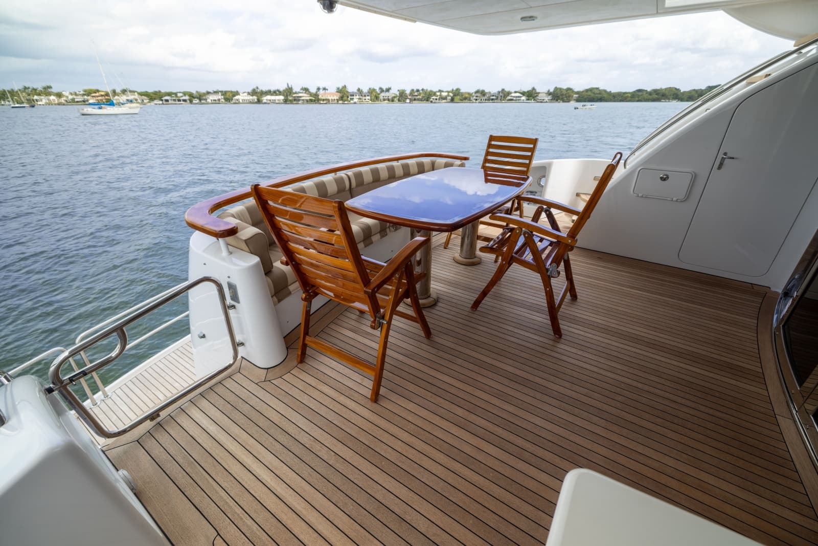 2005 Hatteras 80 Motor Yacht