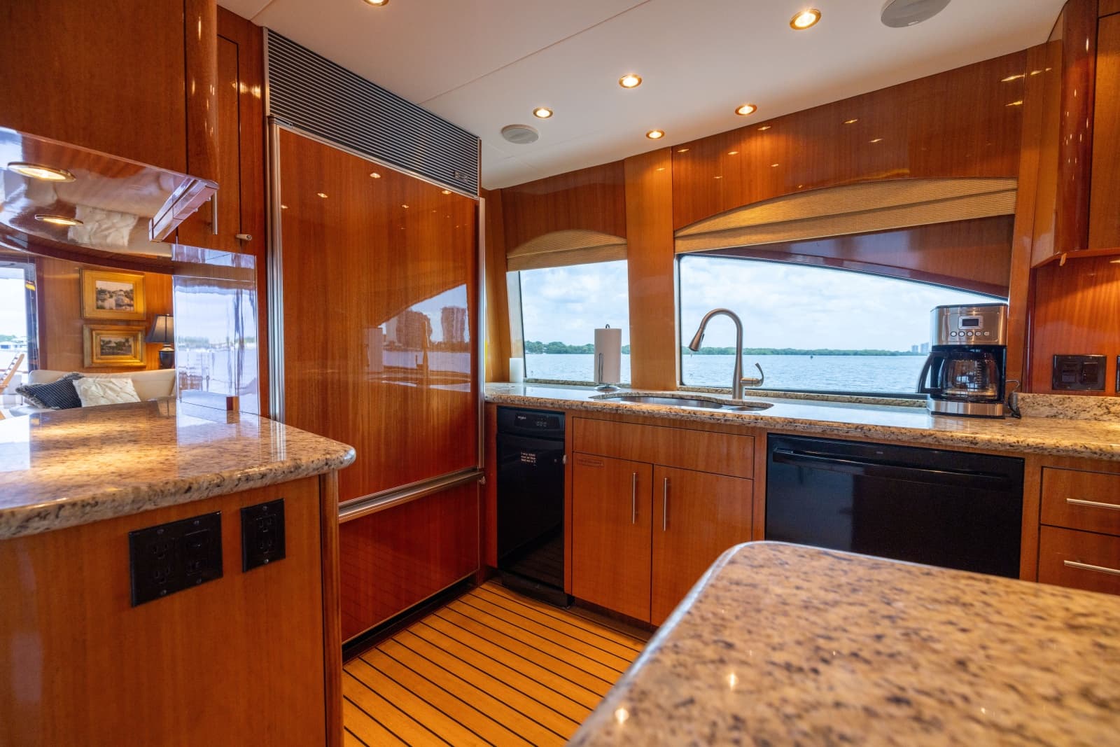 2005 Hatteras 80 Motor Yacht