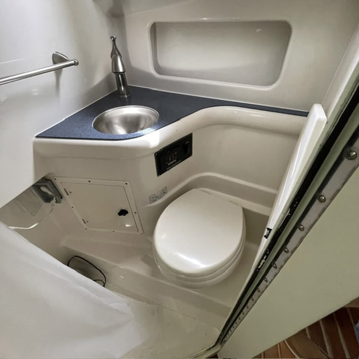 2005 Pursuit 3370 Offshore