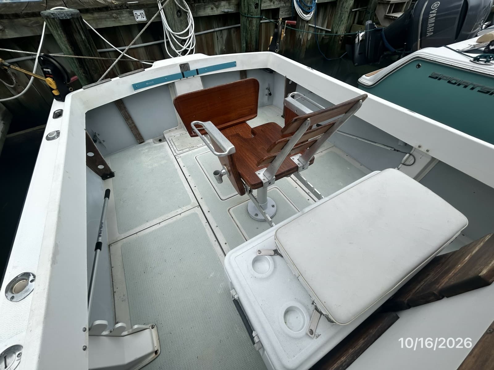 26' Shamrock cockpit aft