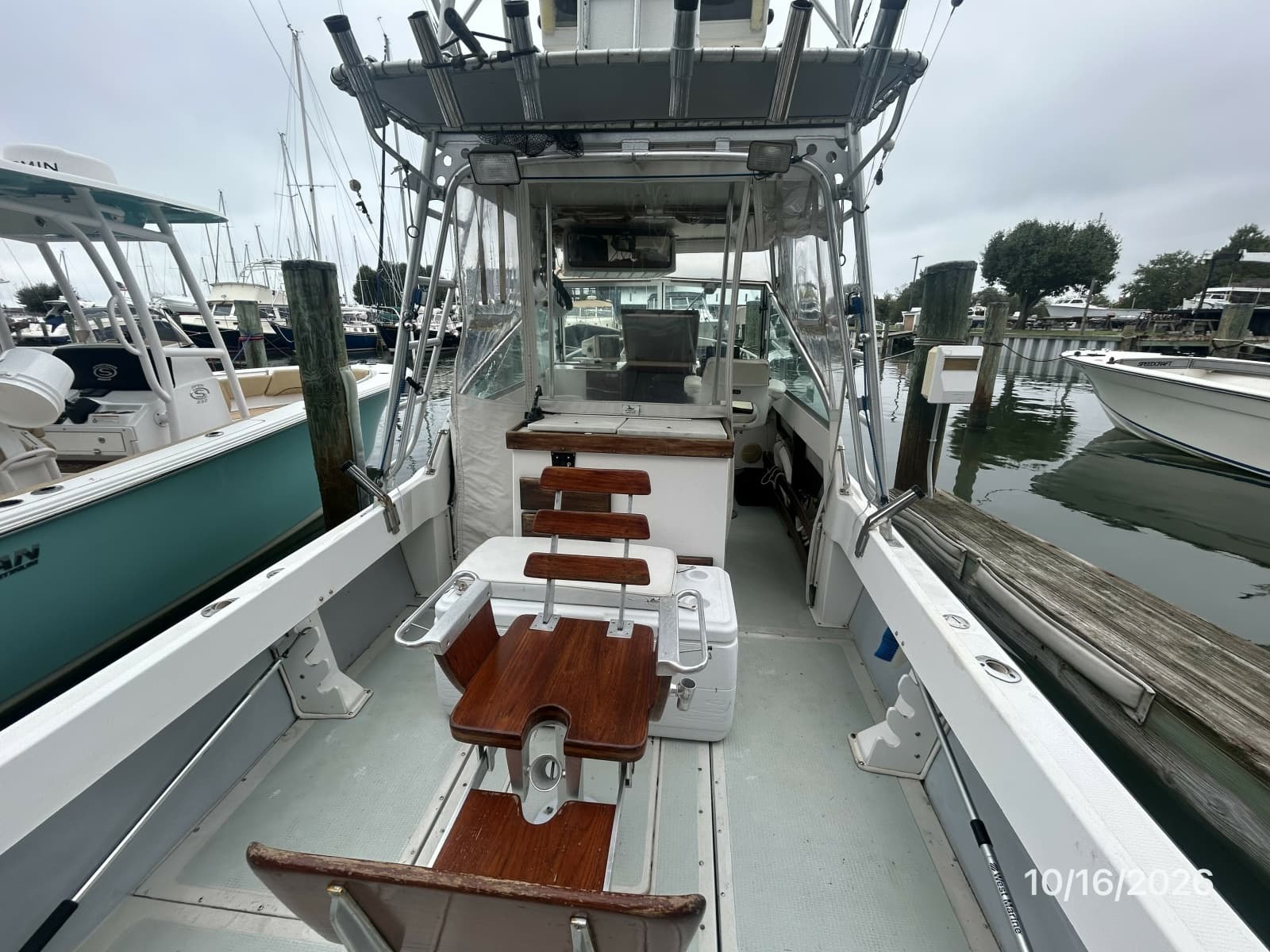 26' Shamrock cockpit forward