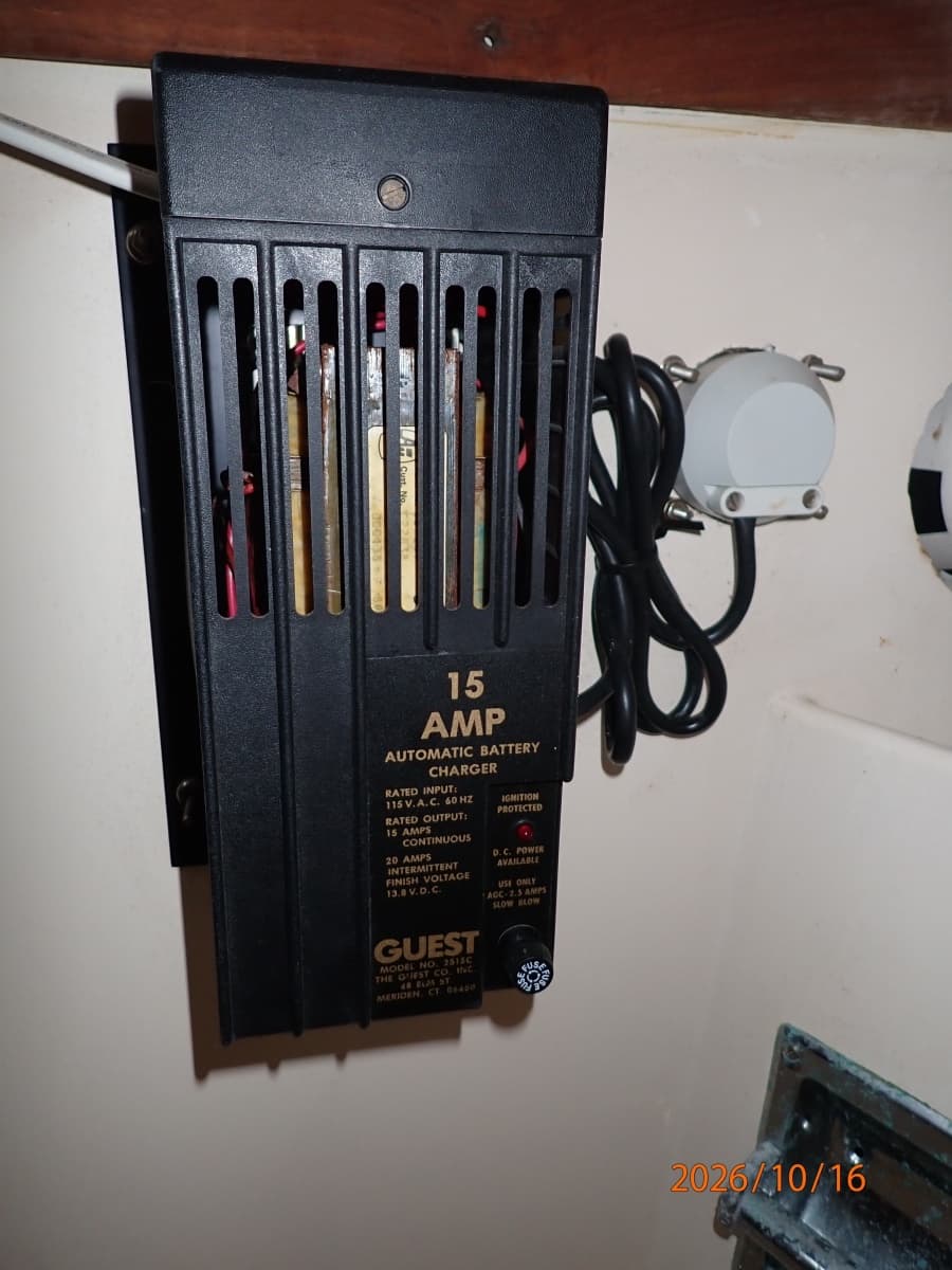 26' Shamrock battery charger