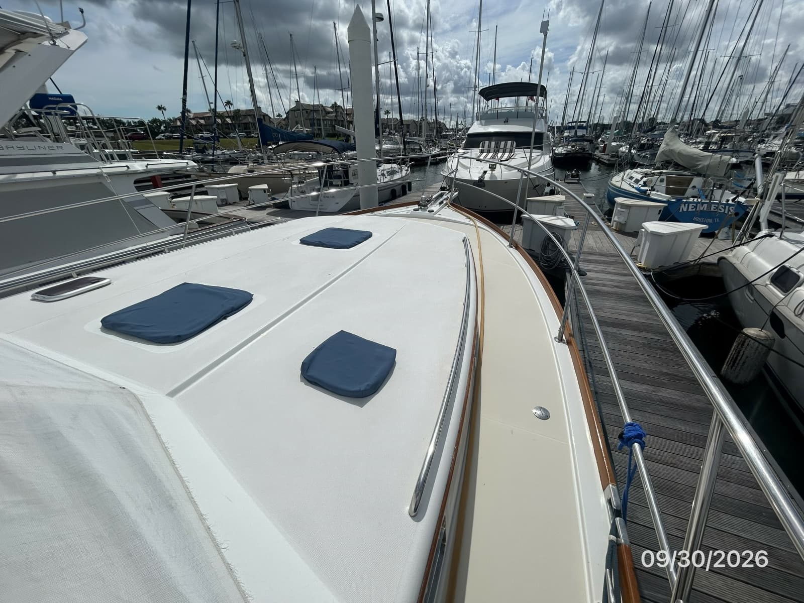42' Sabre foredeck2