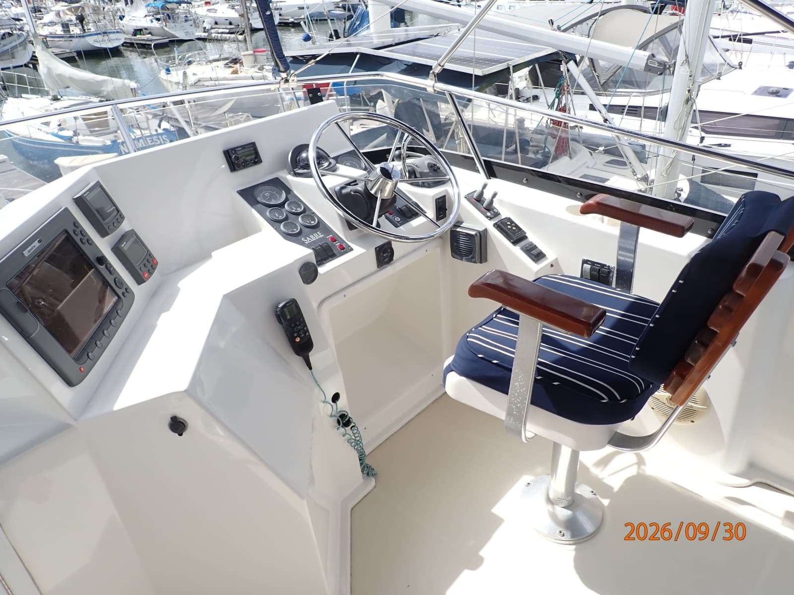 42' Sabre flybridge helm1