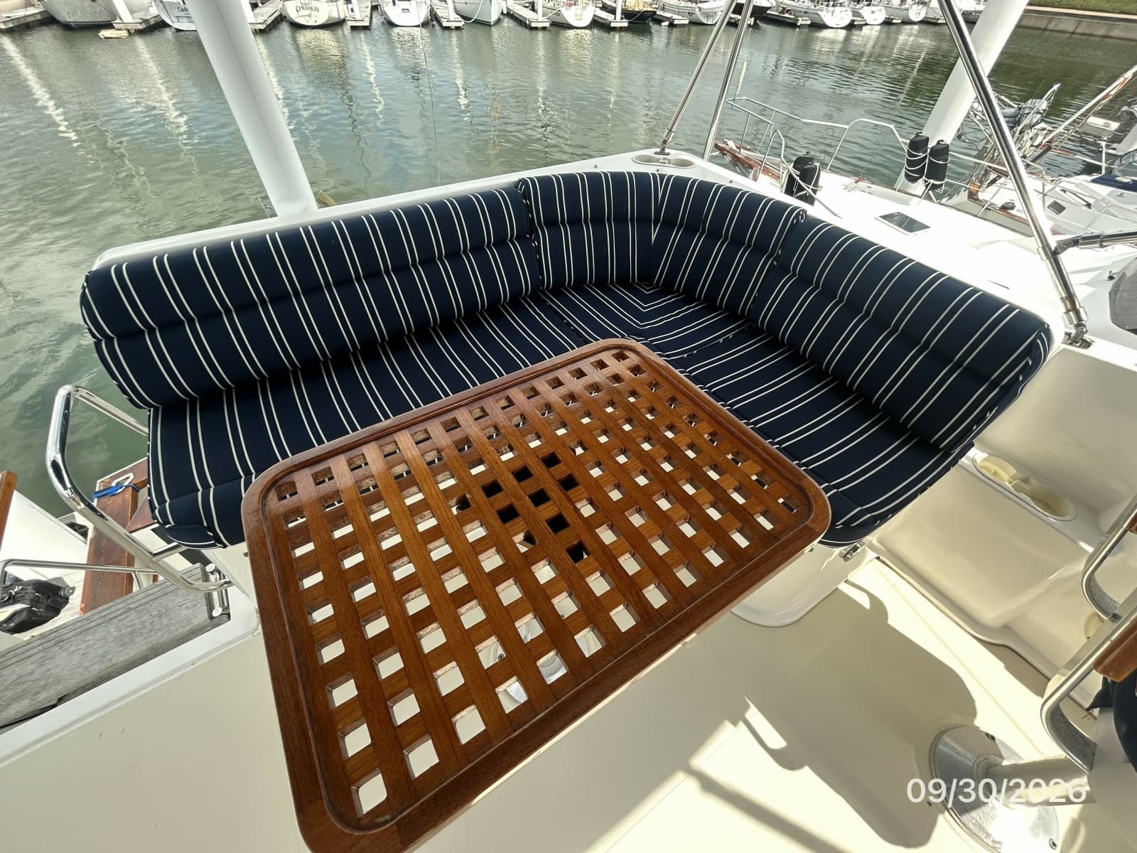 42' Sabre flybridge port aft seating