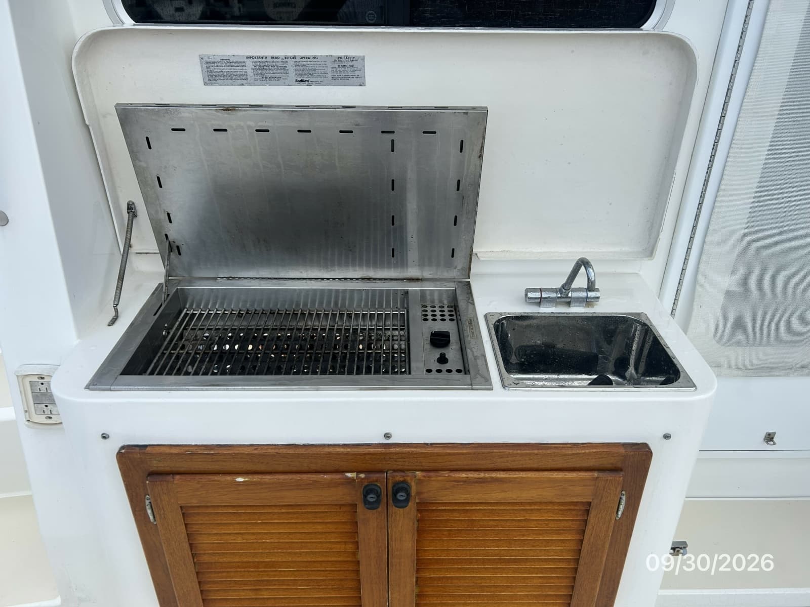 42' Sabre cockpit wetbar