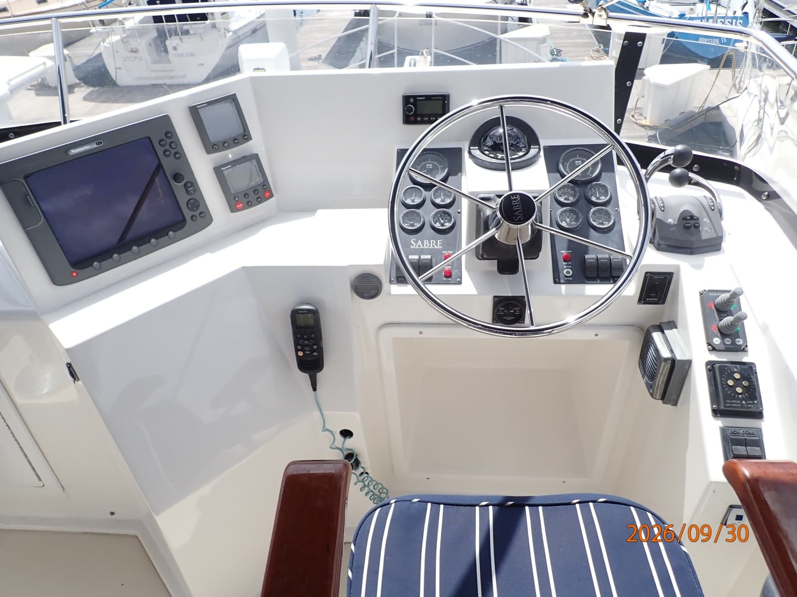 42' Sabre flybridge helm2