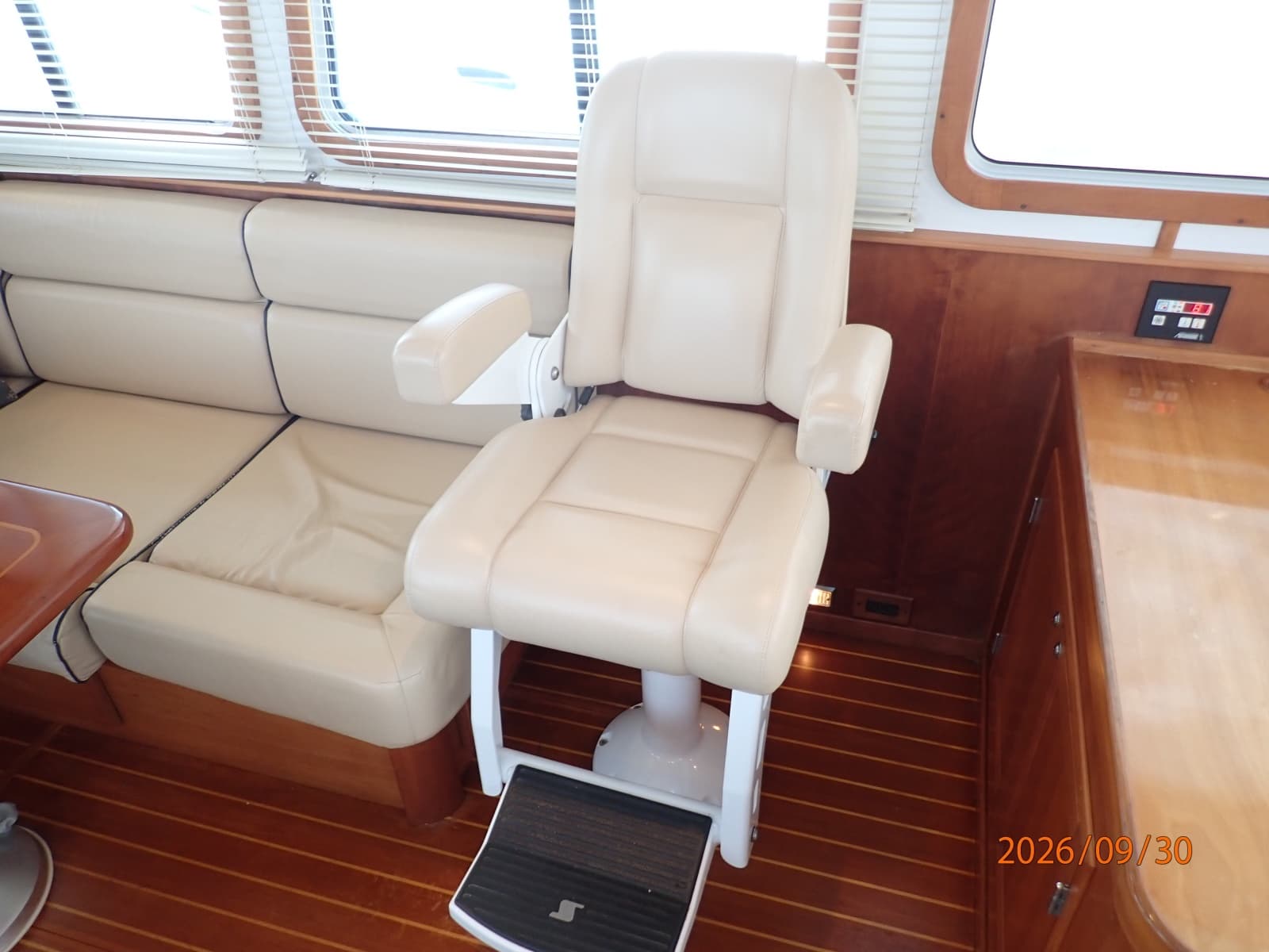 42' Sabre salon mate seat