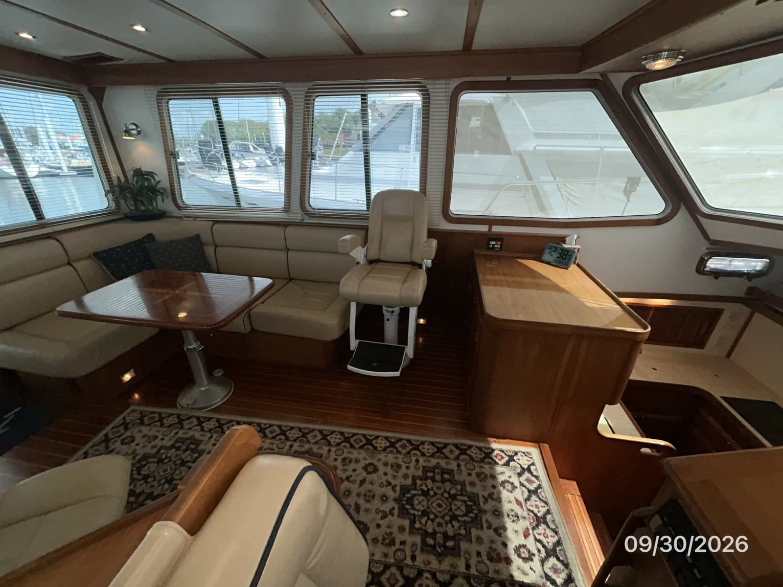 42' Sabre salon port