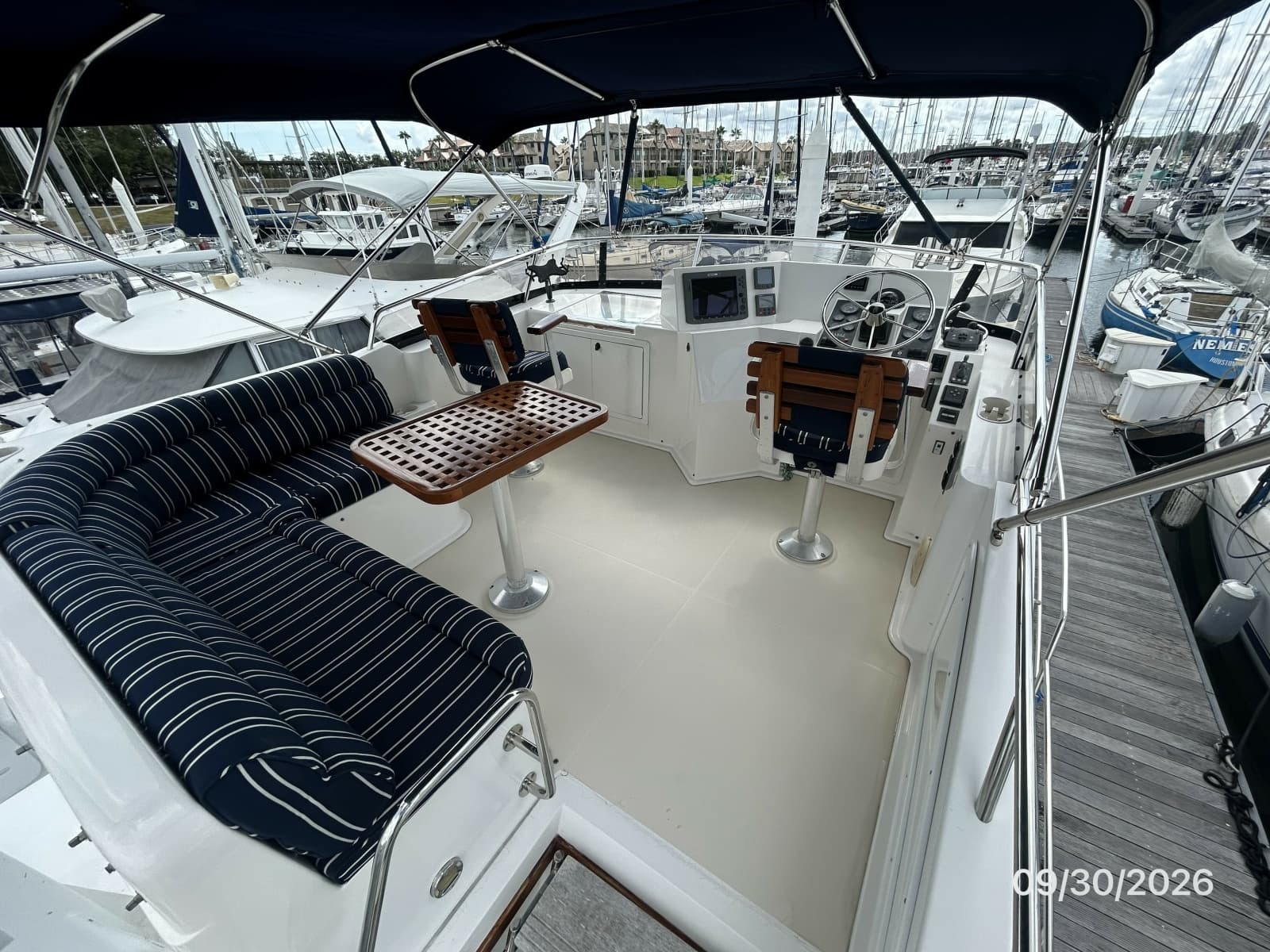 42' Sabre flybridge forward