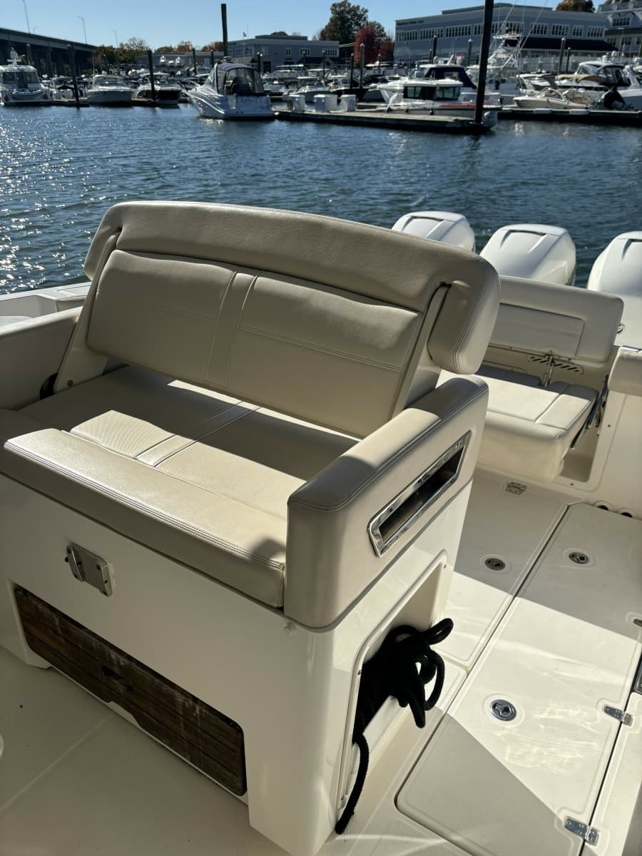 2018 Boston Whaler 350 Realm