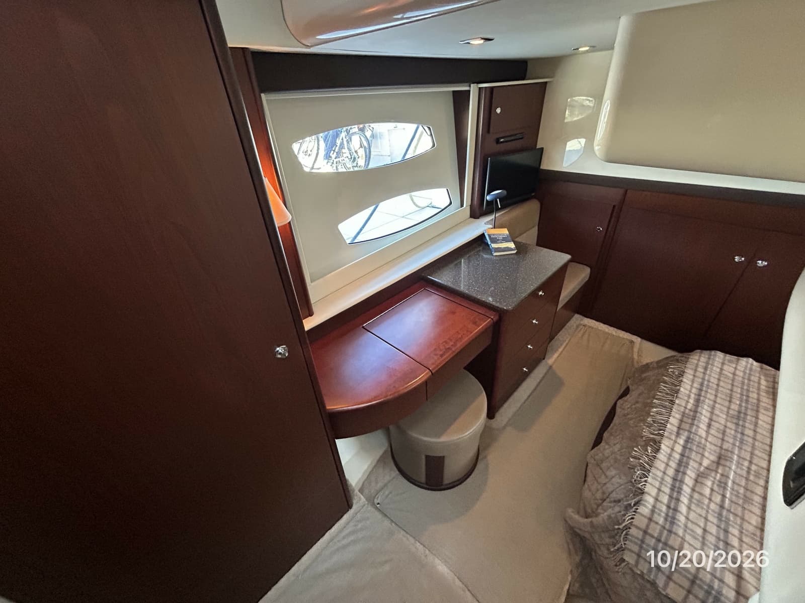 Meridian 441 guest stateroom starboard2